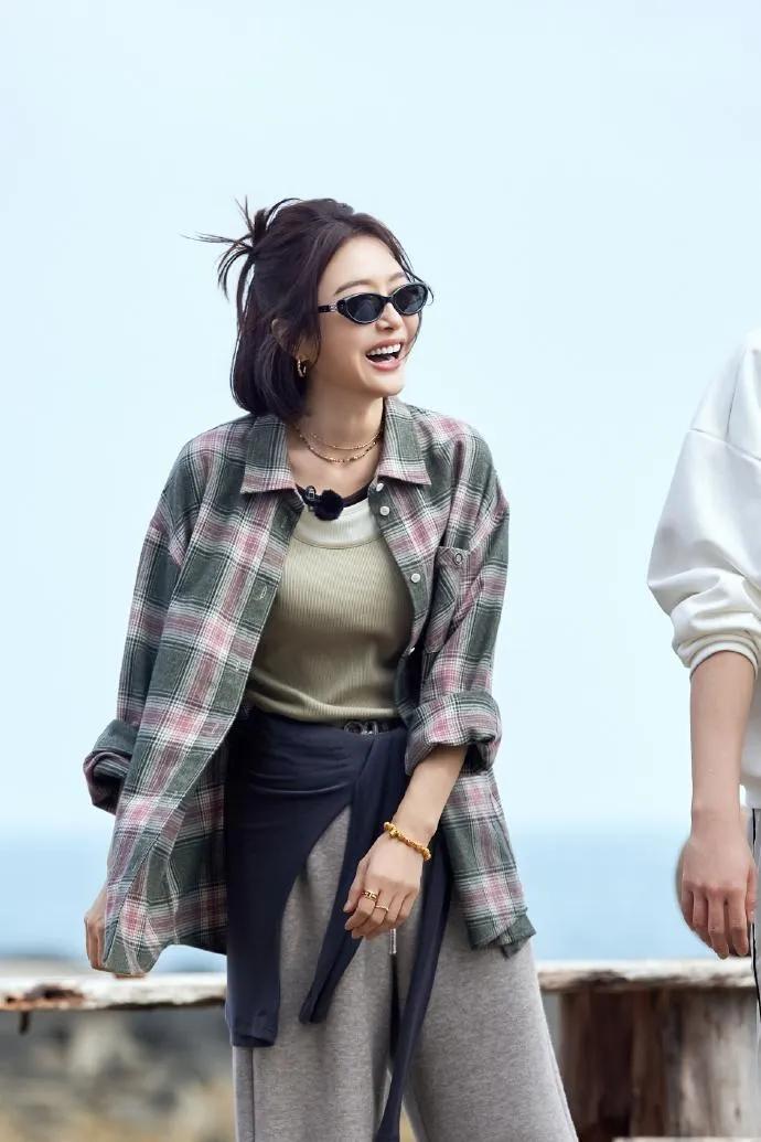 秦岚这状态也太绝了吧！半扎发+格纹衬衫，休闲随性又时髦，完全看不出真实年龄～宽