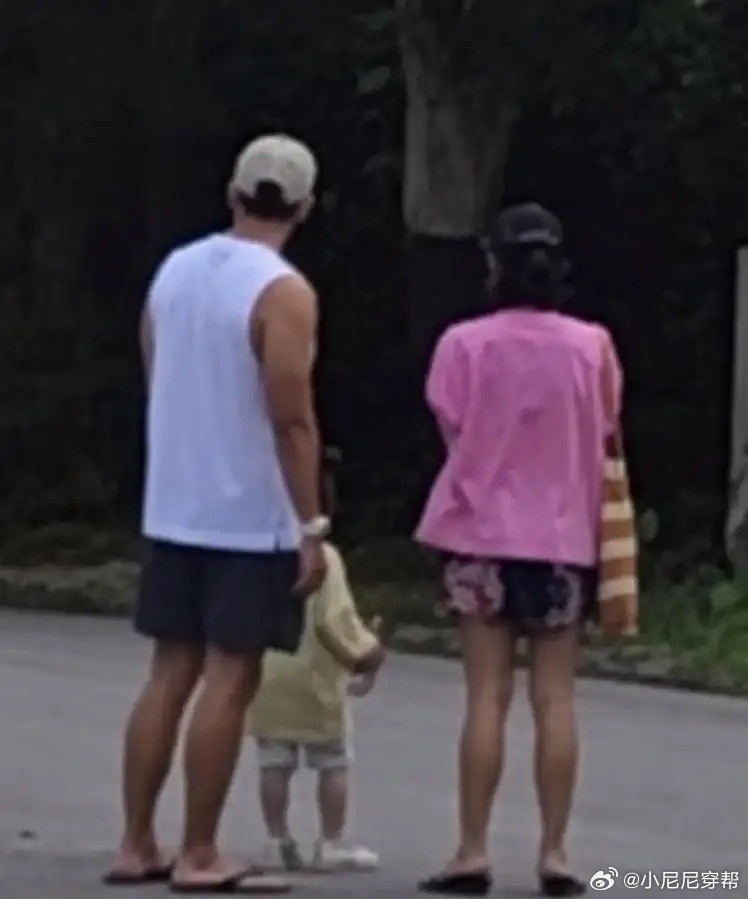 偶遇玄彬一家三口，孙艺珍私下里看着并不女神，外八站姿，粉色T恤搭配花短裤，这穿搭