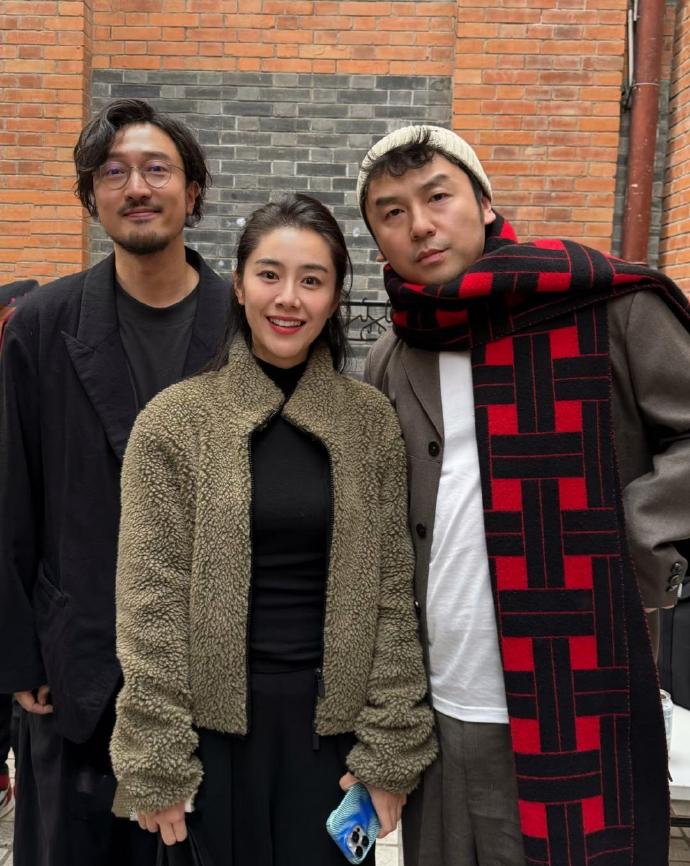 雷佳音这一撮毛，和这个大长围脖，在所有上戏的新老同学当中，是最扎眼的。不知道怎