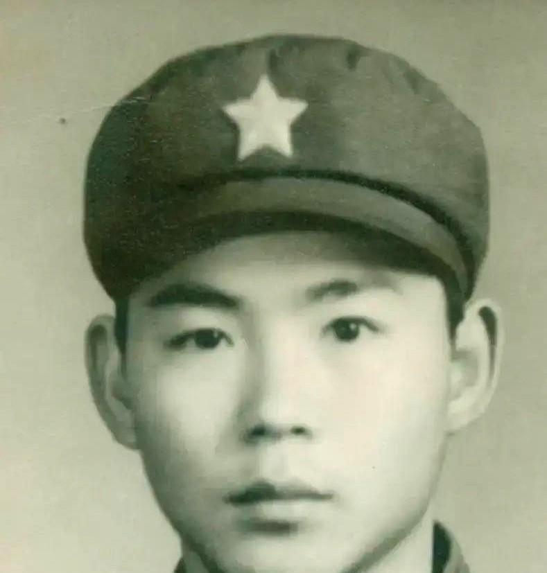 1979年，排长谢志熙下令重机枪对准挡在路上的越南老百姓开火。 谢志熙是19