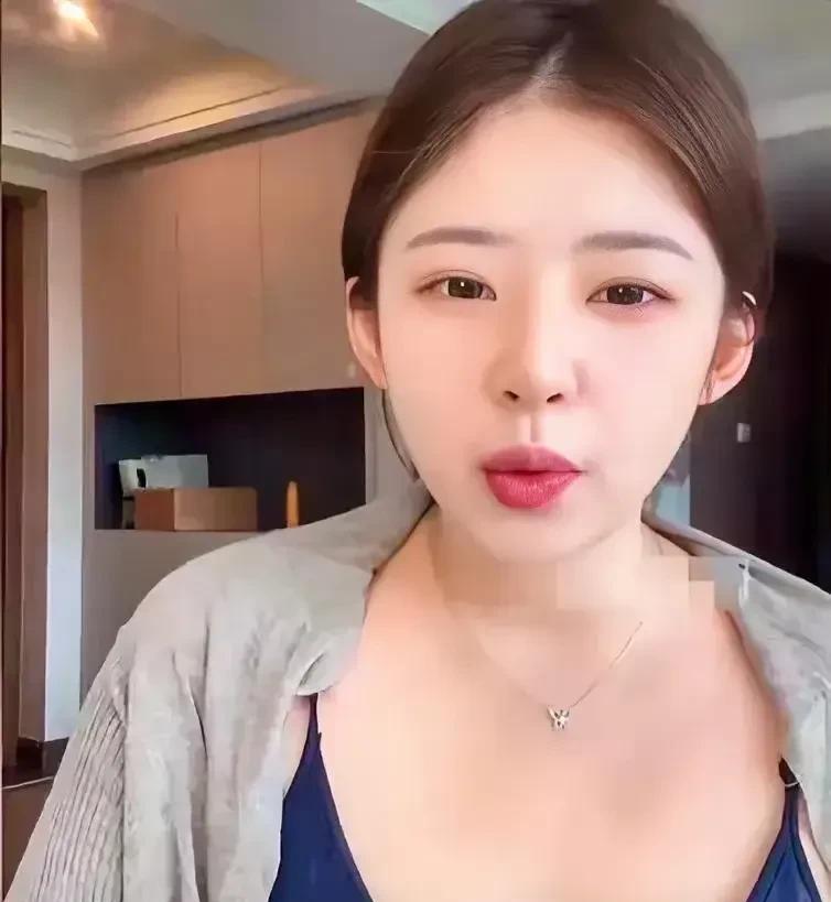 黄一鸣说王思聪追求她的过程，就是夸她是绝色大美女，说她如果肚子的肉大腿肉没有那么