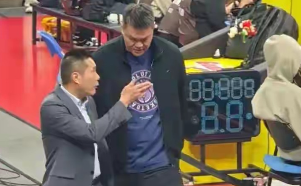 广东领先19分被逆转，主动选第五，球迷集体力挺杜锋。广东主场上演离谱大逆转