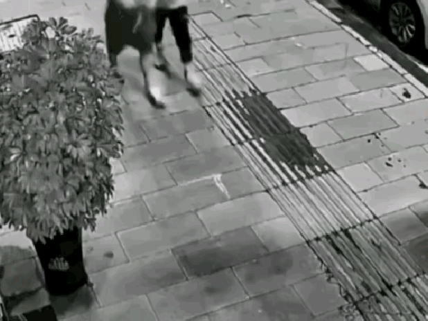 大家猜猜看是什么东西导致了这个小胖子摔倒昏迷不管是什么最终当然是报应来的