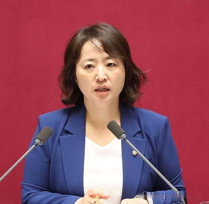 13日，韩国执政的共同民主党针对3日地方选举选票短缺风波，喊话国民力量党，敦促其