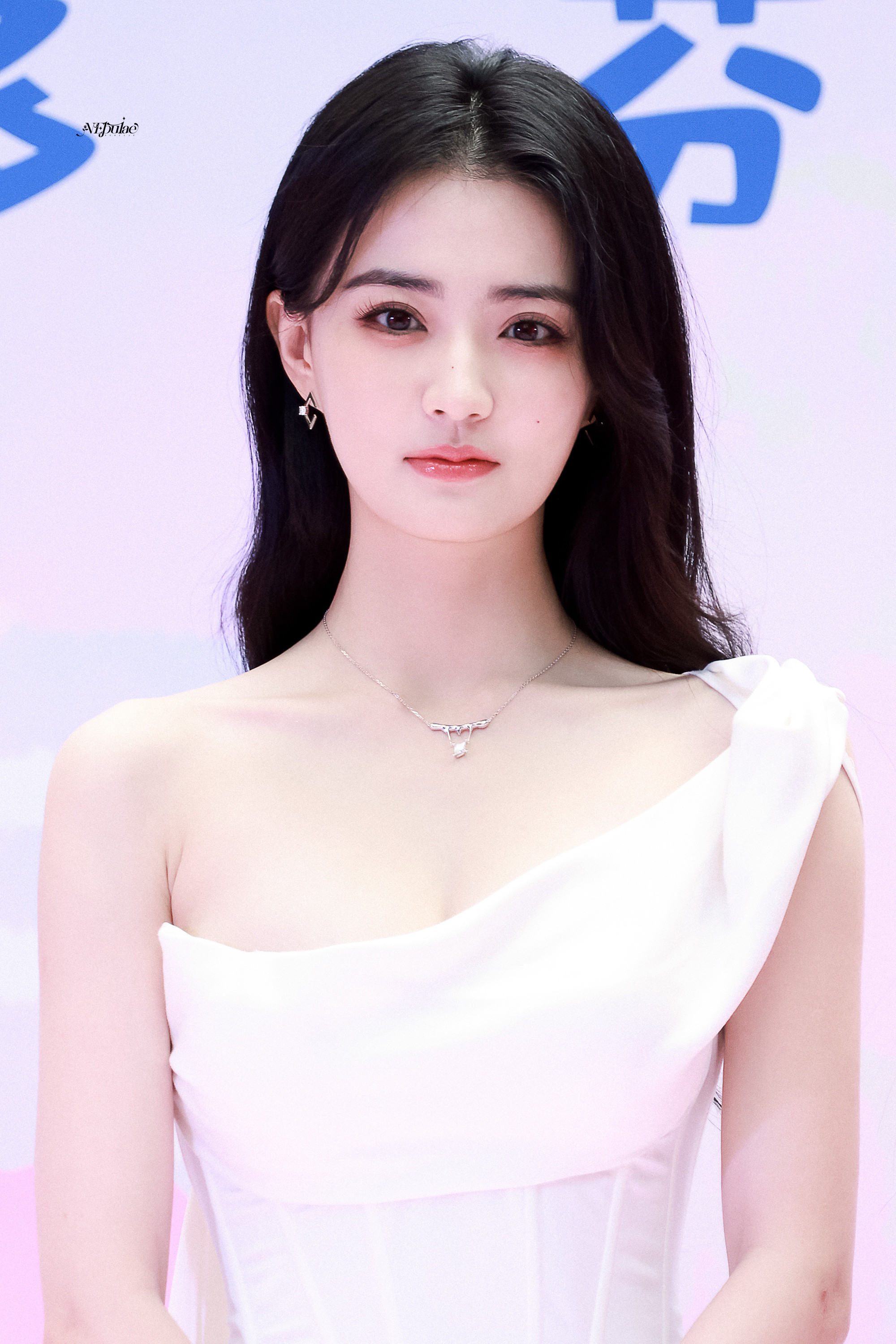 徐璐白缎斜肩裙勾勒出柔美的曲线，锁骨链轻缀颈间添了几分娇俏，玉足踩着钻带高跟，