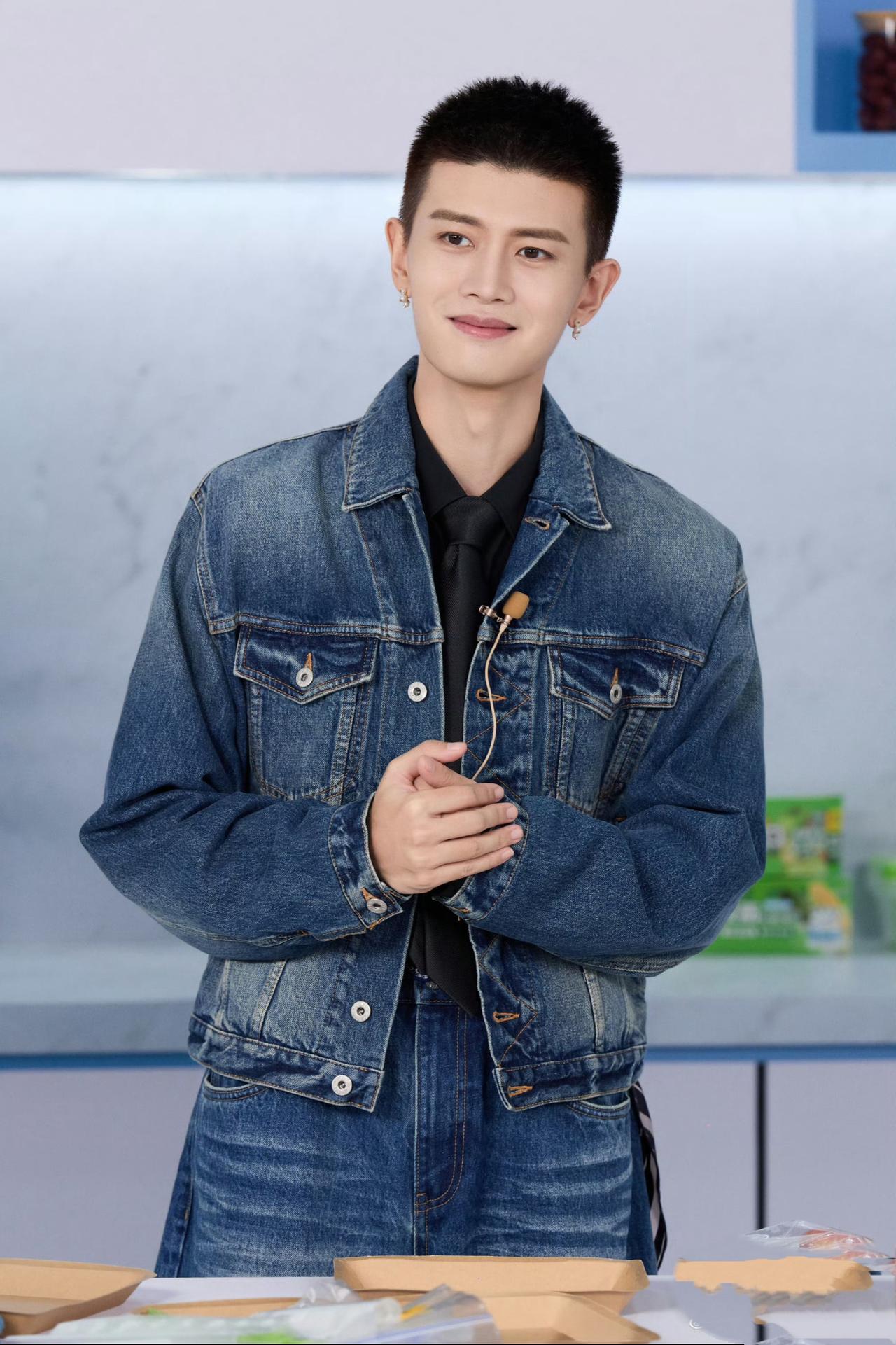 任嘉伦“三剧齐发”，命里带火2025年9月，任嘉伦三部新剧《佳偶天成》《风与