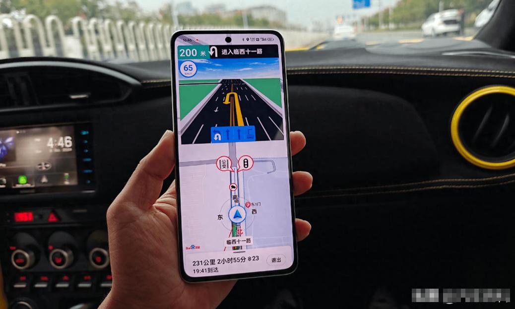 今天又被导航“教育”了一回。出发时说38分钟到，我一路上见缝插针，黄灯都抢了两