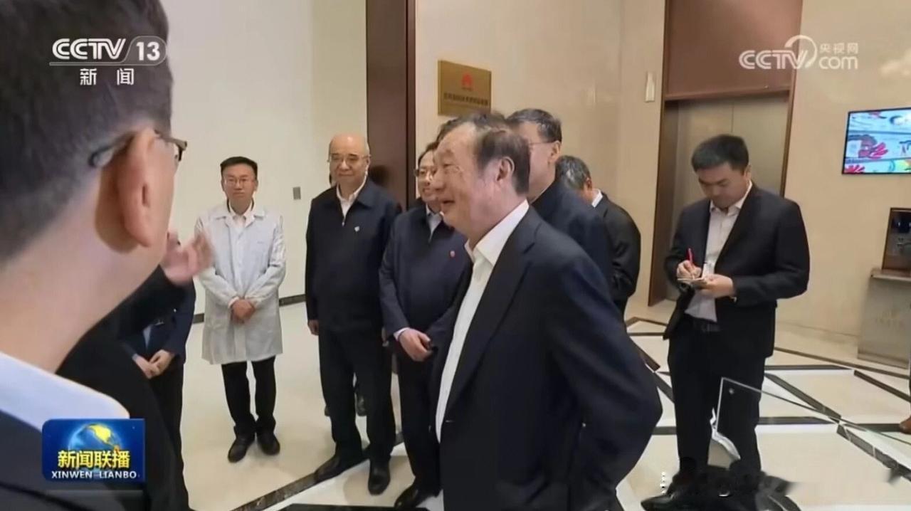 任正非罕见出镜！华为芯片中心亮相新闻联播5月8日，华为练秋湖研发中心芯片基础