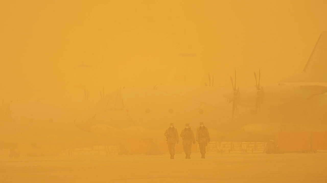 一场沙尘暴席卷大漠某机场