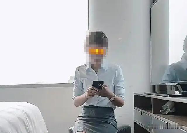 湖北襄阳，一女生念初二，男老师看上了这位女孩，放学之后就带着女孩来到宿舍，老师强