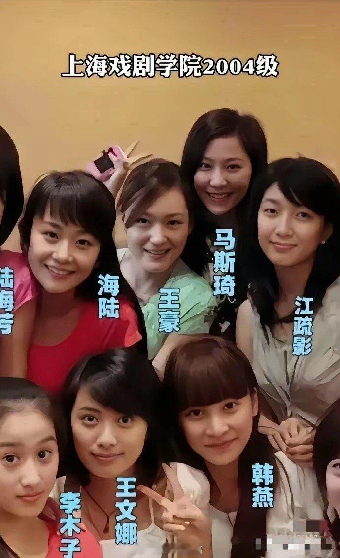 看素颜照终于理解琼瑶当年为什么会选海陆了。还以为琼瑶当时审美下滑打眼了，这么看的