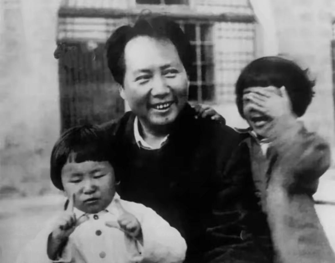 李讷曾由衷地说过，我的父亲毛主席，这辈子最喜欢小孩子。在延安时期，经常能看到
