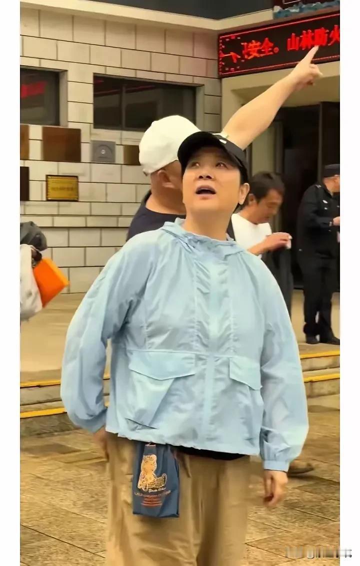 天呐！她咋变成这样了？胖了，不修边幅了，主打的就是舒适！身材五短三粗，不过，好