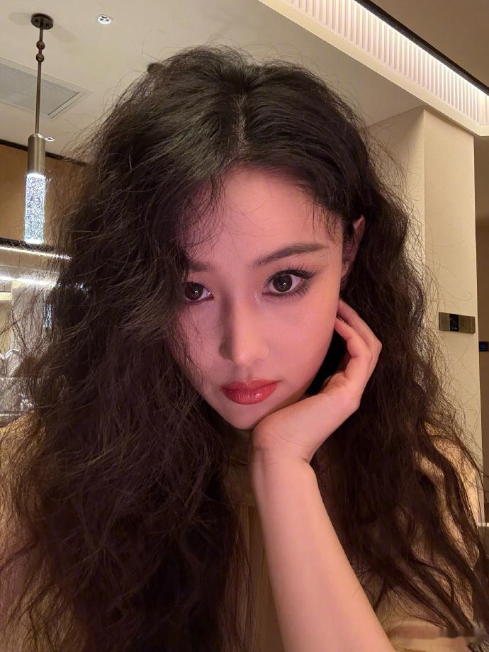 张馨予羊毛卷自拍晒了新发型自拍，好米好米🤩所以今天是结婚七周年吗[开学