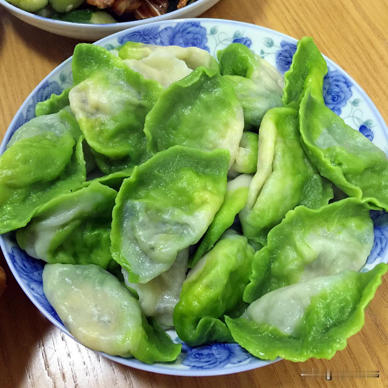 做白菜馅饺子,白菜要不要焯水?我做白菜馅饺子会焯水，焯水能去除白菜的生涩味，挤干