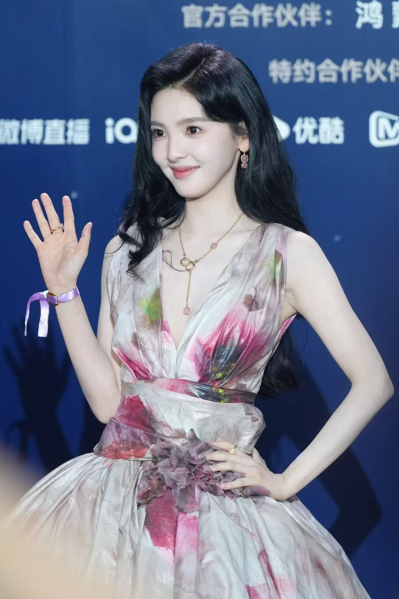 【章若楠微博电影之夜生图】章若楠生图美得好直观来查收的生图啦～真·白到发光！你