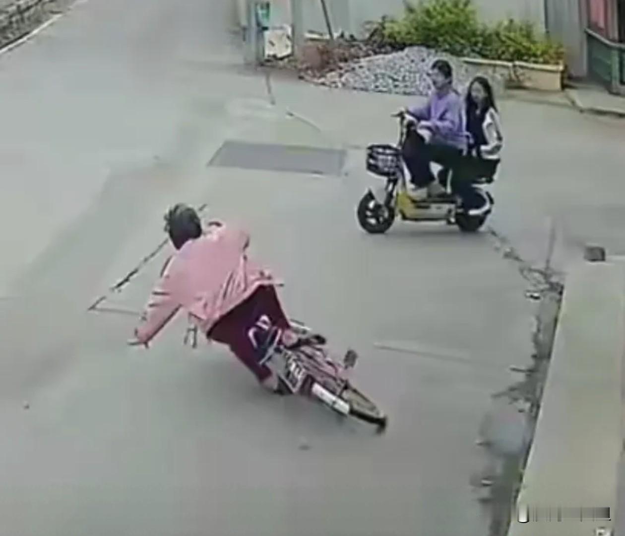 两初中生扶骑车摔倒老人索赔22万事件，迎来最新进展:1.女孩母亲郑女士对媒体说