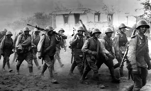 1946年，国军少将趁着夜色，闯进了一个地下党员家里，他用枪顶着地下党员的脑袋，