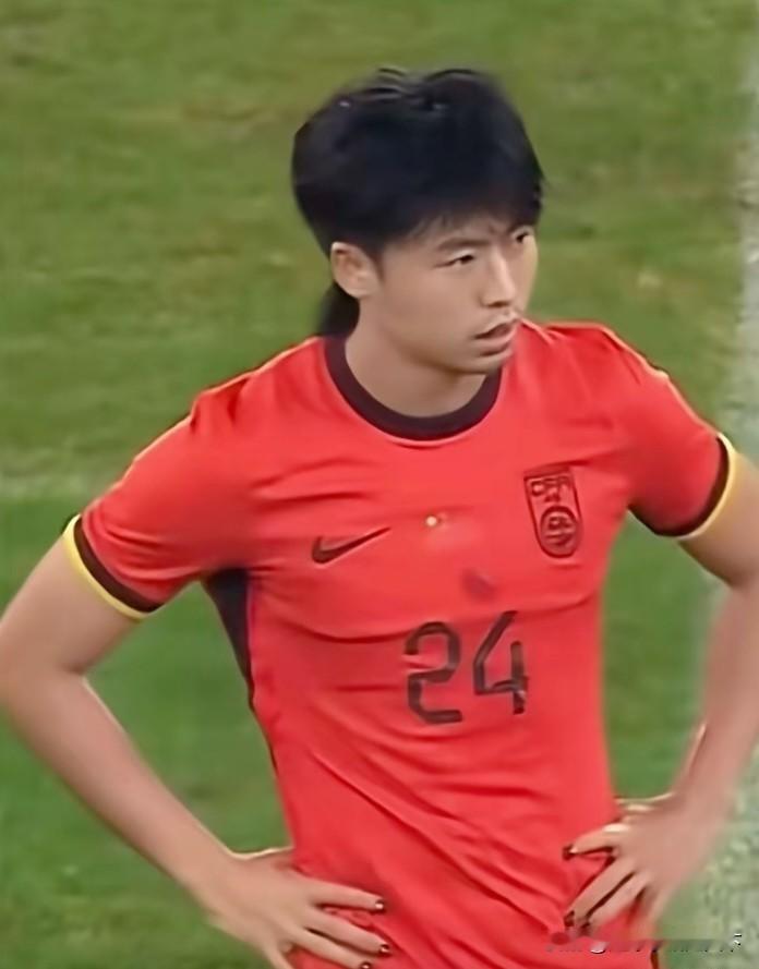 “美甲男”汪士钦这红牌领的绝了！你说国足U22是有多缺人才能招这样的人进国家队？