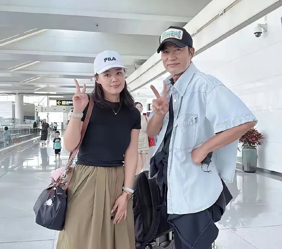 这是任达华，带着一家老小回山东老家割麦子的照片。这个明星也是非常的接地气啊。他自