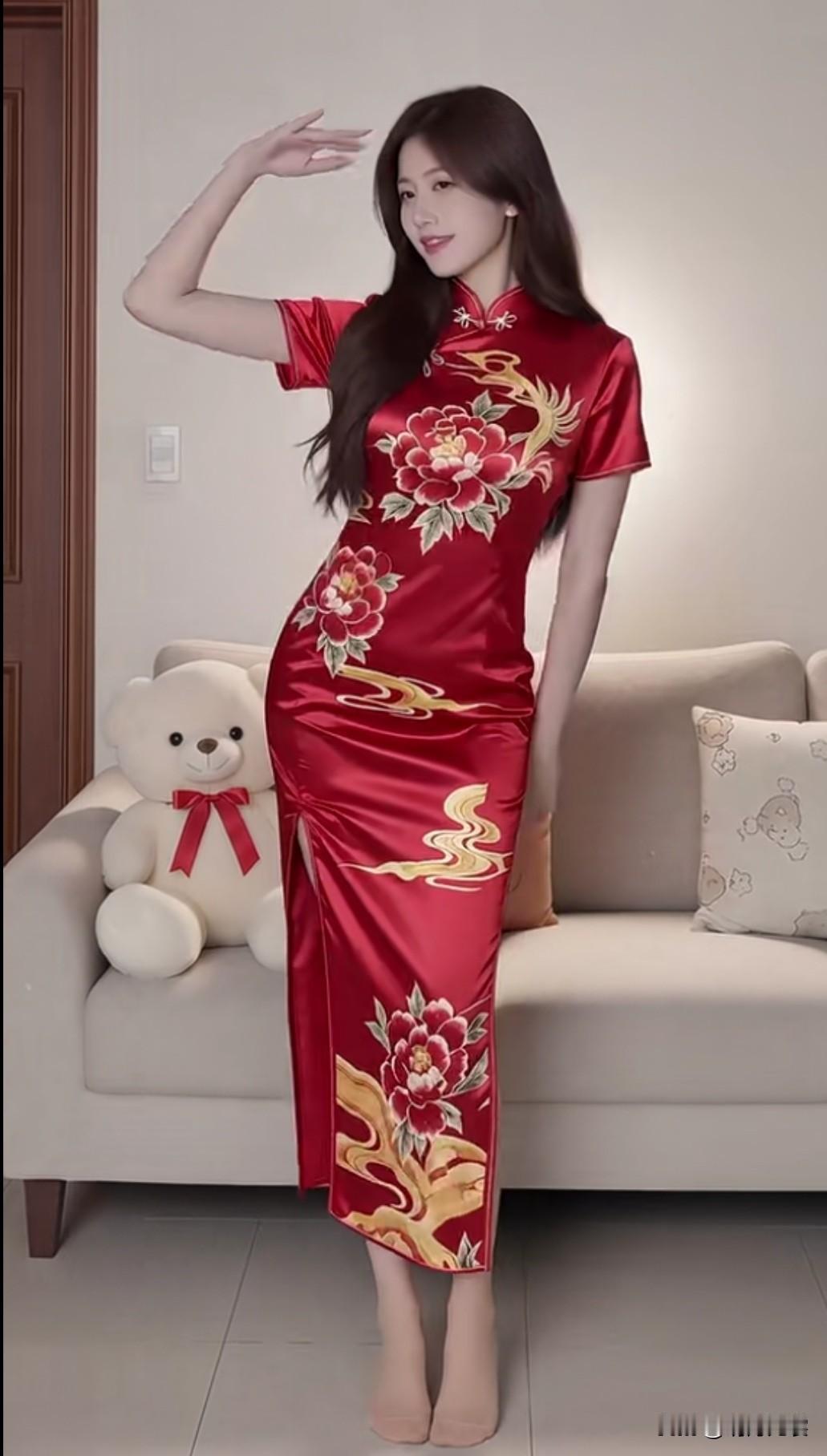 红衣美人倚,花影映秋波。