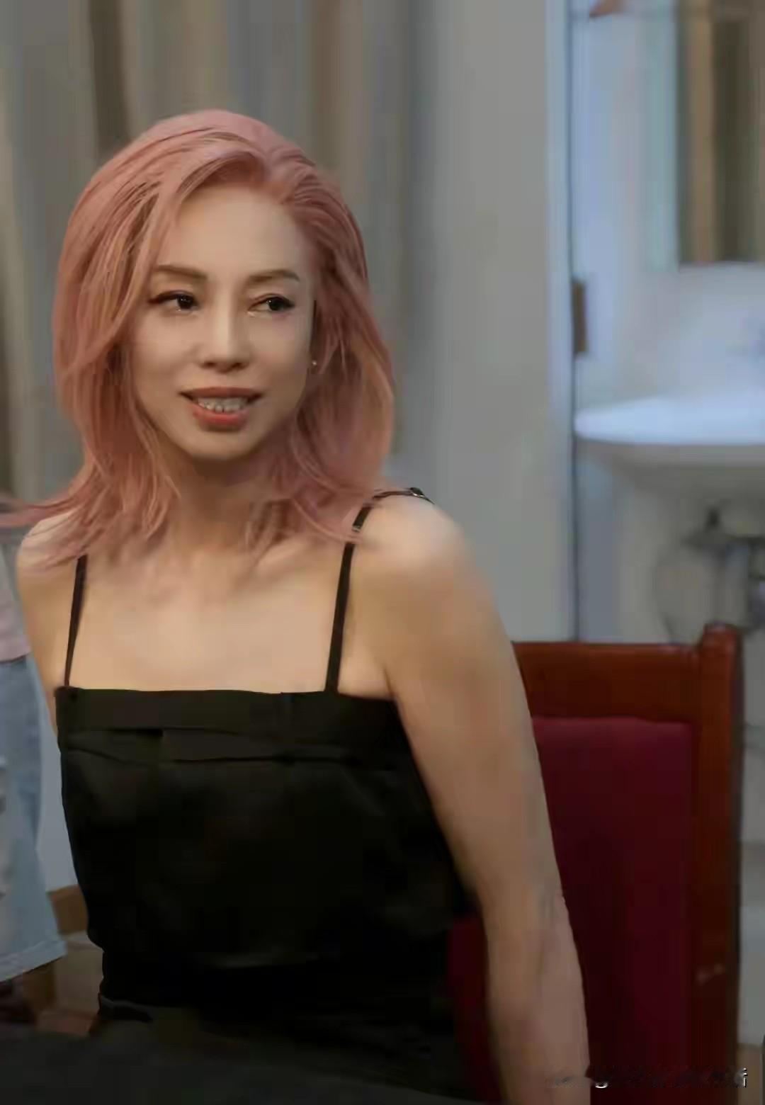 看见黄绮珊减肥又反弹的照片，真的一点不意外。首先更年期的中年妇女，代谢本来就非