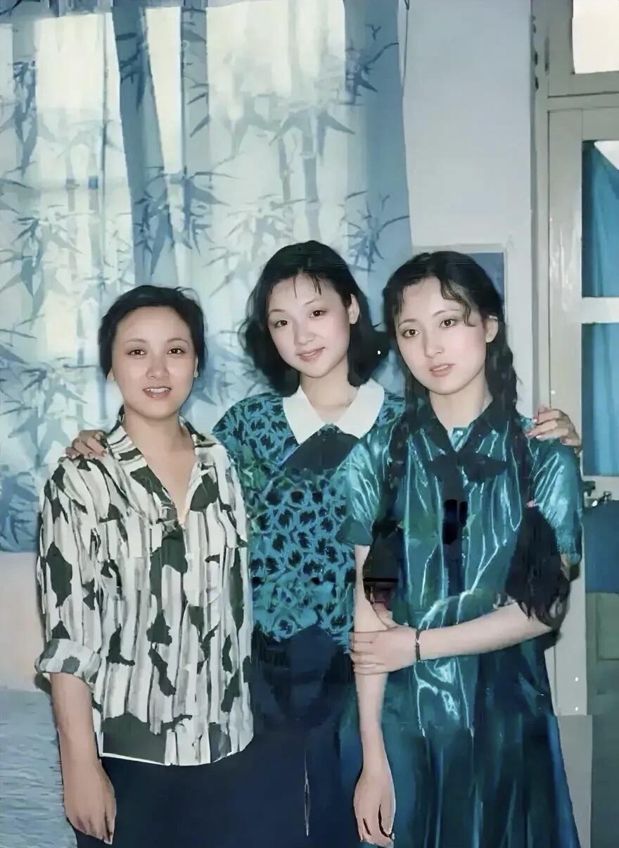 平时觉得比较好看的邓婕在年轻时候还没有陈晓旭漂亮，陈晓旭的脸型比较耐看，特别是皮