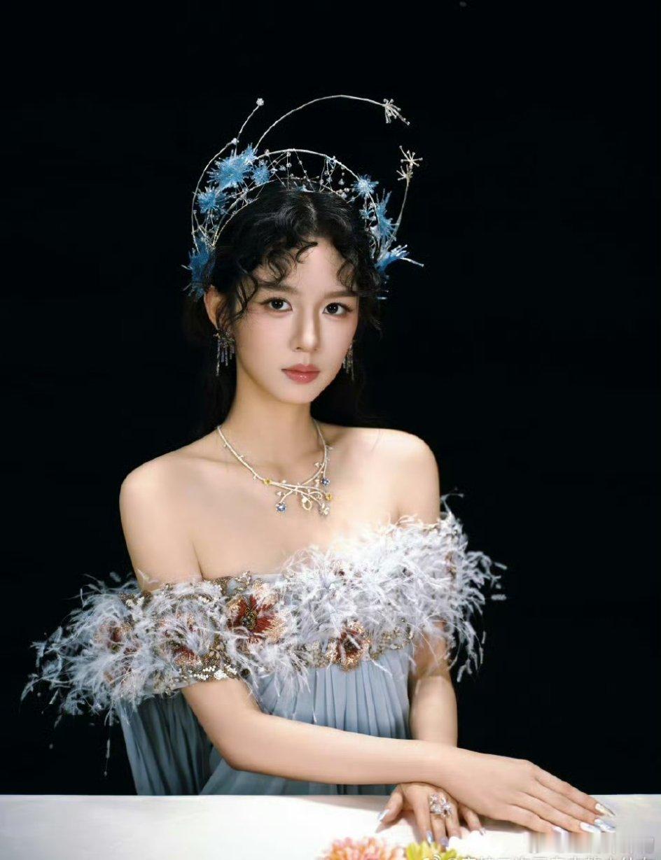 也子这个刘海跟她的发冠好不搭配，白瞎了这张脸！衣服已经是毛毛领了，刘海还要弄这种