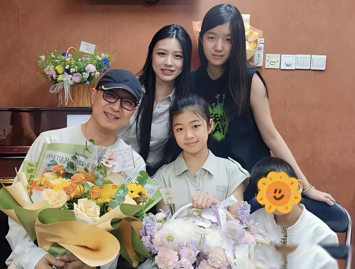 单看汪峰二女儿汪璟怡的面相，就知道这孩子爹不疼。查了一下，果然。当年她还在吃奶