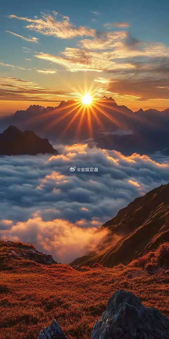 日出穿透层叠山峦，云海漫过山谷。黑暗终会散尽，曙光总会如期而至，心怀期许，静待风