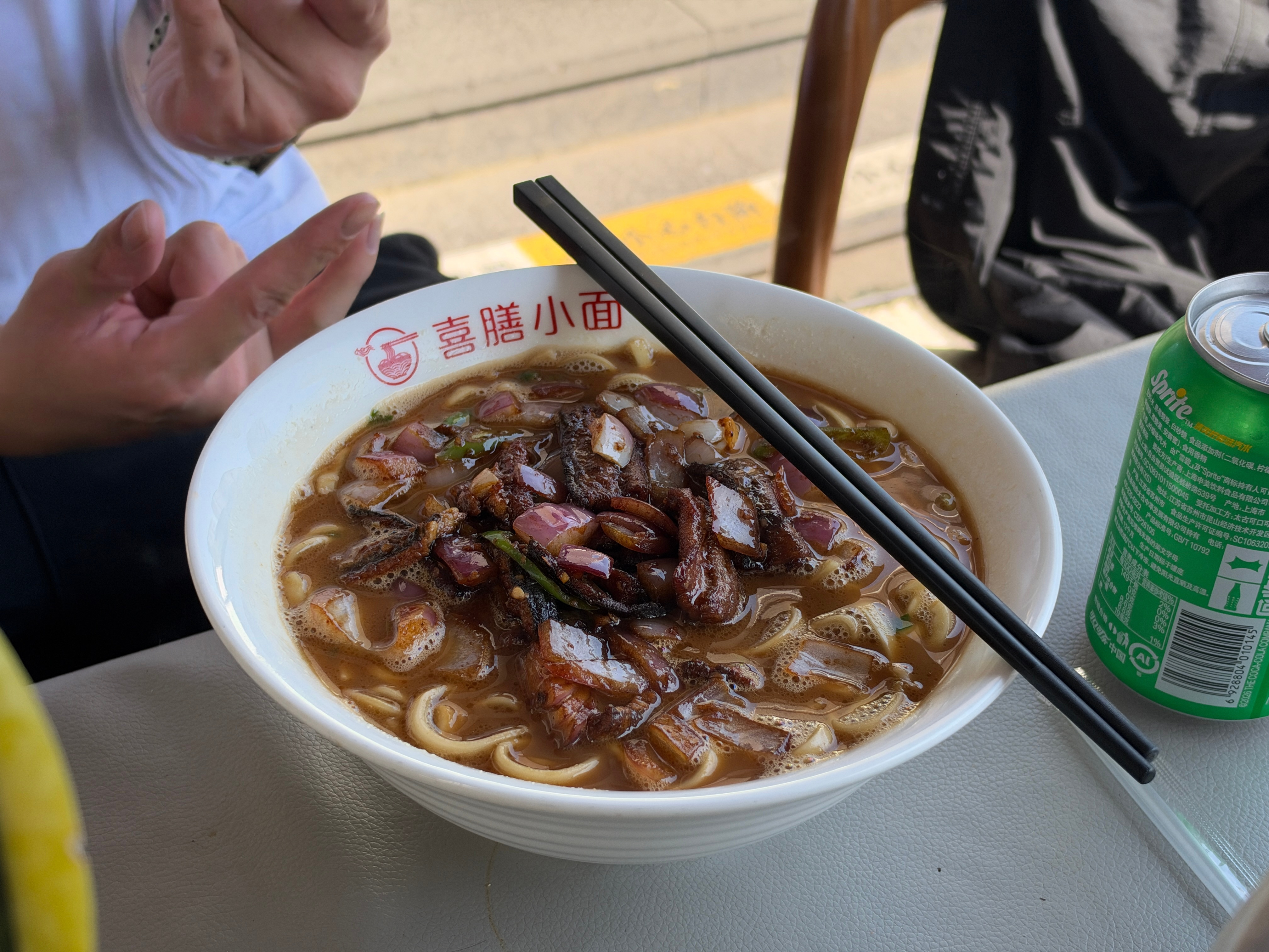 早餐苏式浇头面，话说面还是得北方的，但是浇头南方讲究的多～雨丝的日常​​​