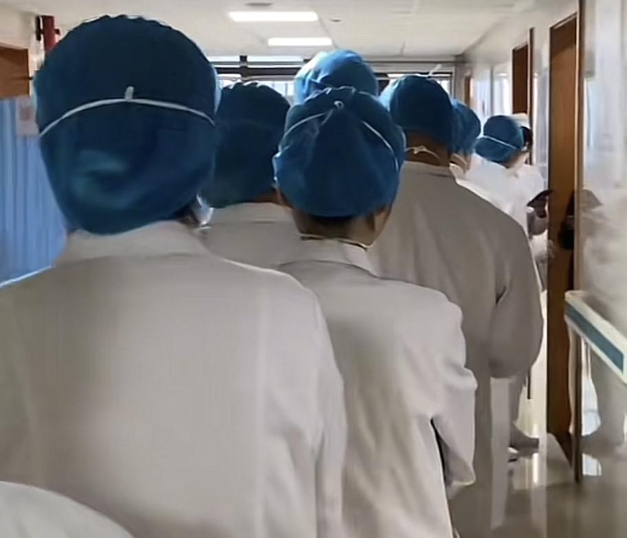 湘雅医院的研究生孙同学在被确认坠江身亡后，这件事又传来了新的进展，她的导师谷某某