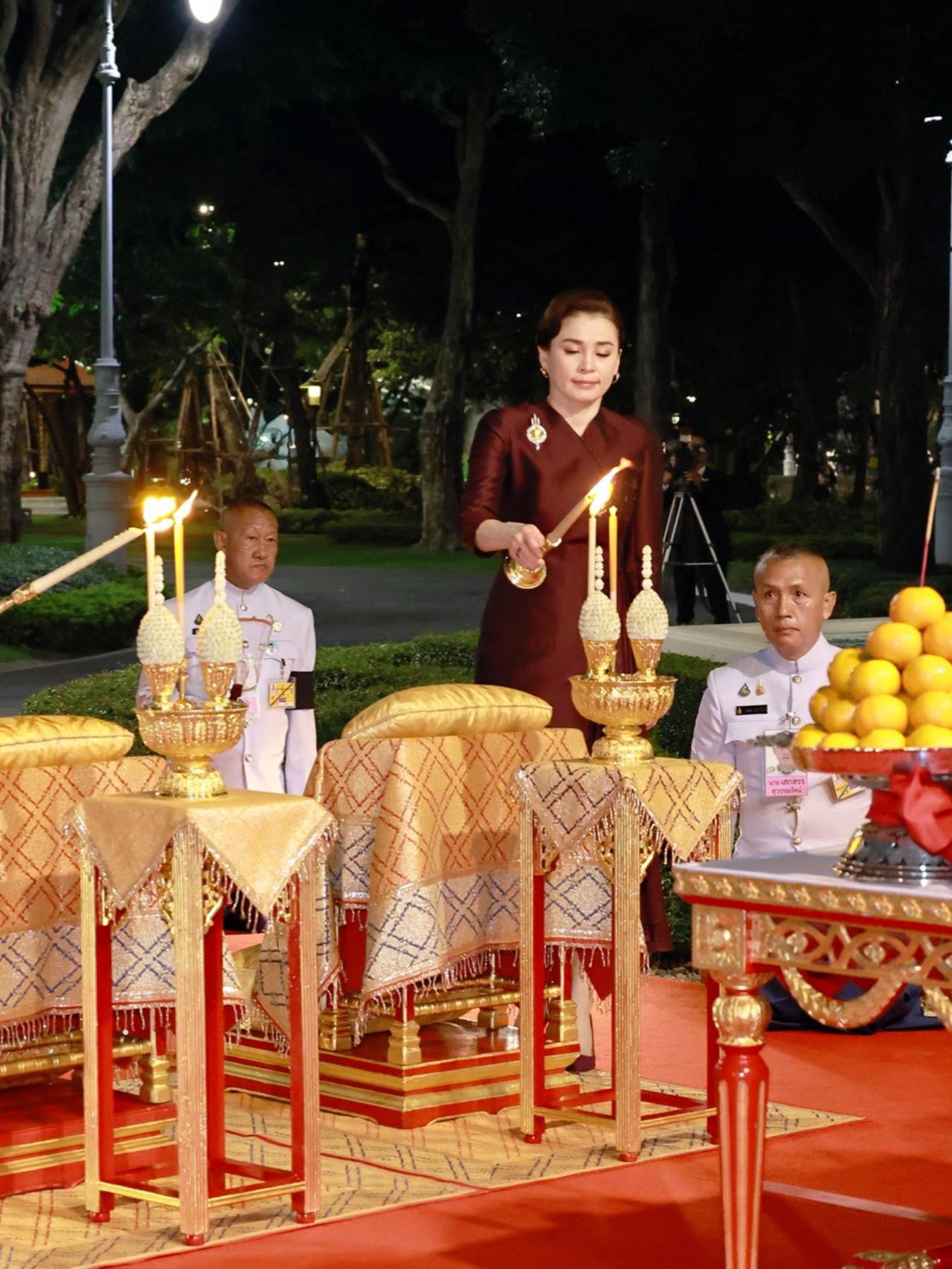 苏提达陪泰王过春节，连续6年穿旗袍农历新年时，国王和王后到律实宫安蓬沙坦王座厅