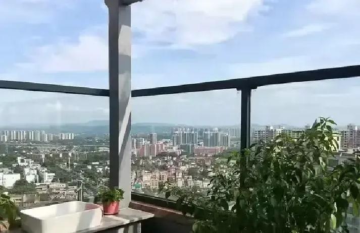周末提着水果去探望还在坐月子的女同事，刚坐下没多久，她突然从抽屉里掏出一本暗红色