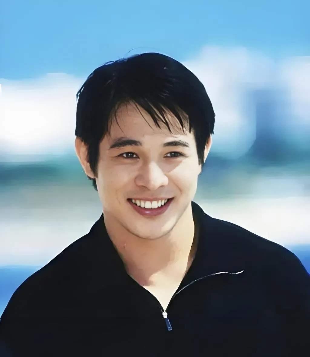主持人向王晶发问：“你觉得谁能称得上是武打巨星？”王晶回答：“在我看来，真正最精