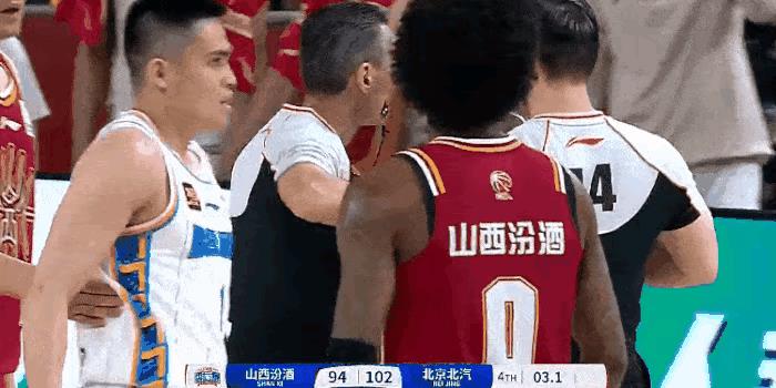 辽宁与广厦的半决赛，当值的欧洲裁判被全网怒赞。可仅隔一天，北京与山西半决赛，当