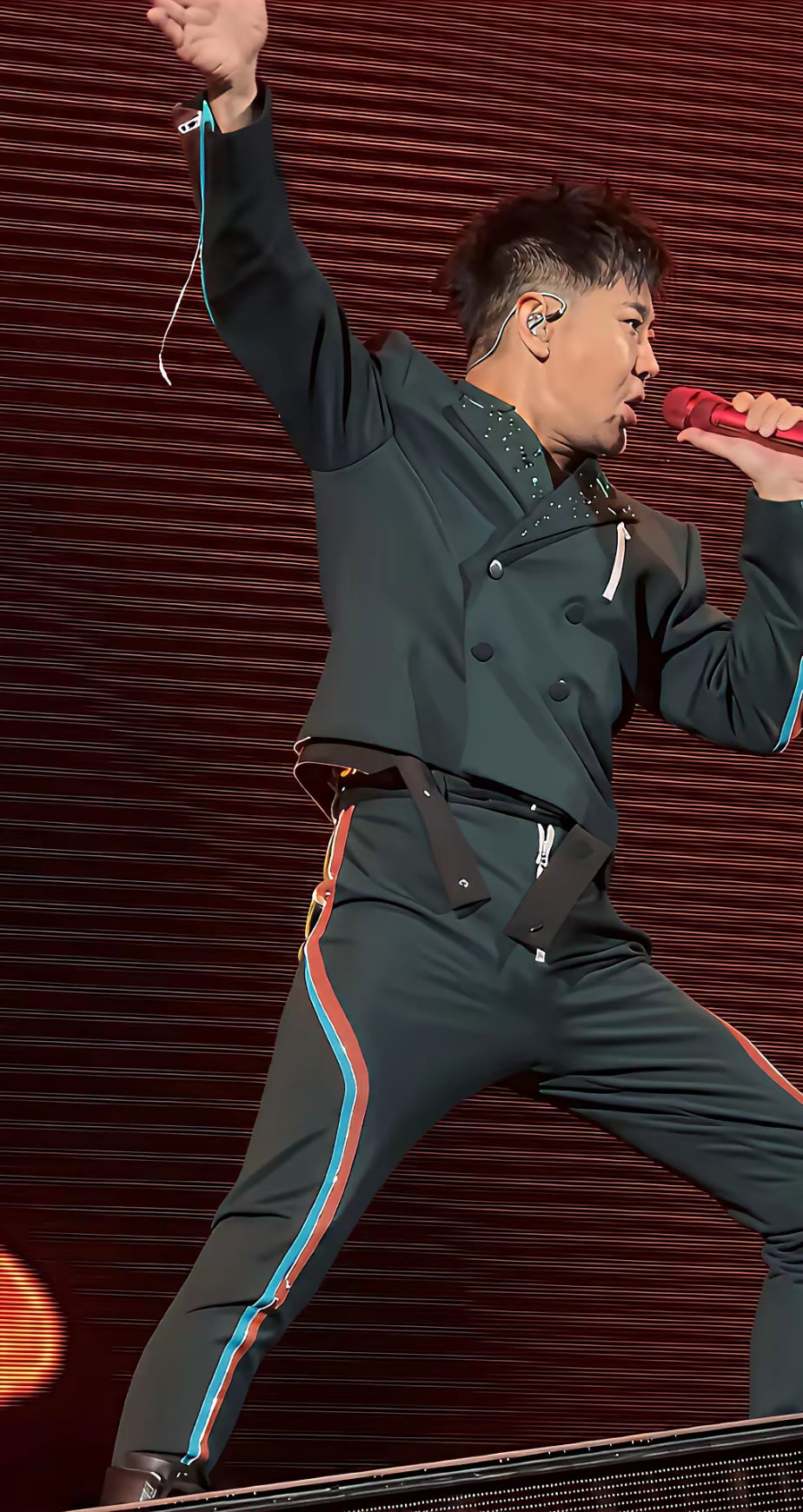 男人穿紧身裤，真的很显油腻啊，林志颖还没意识到，自己已经人到中年了，还活在自己的