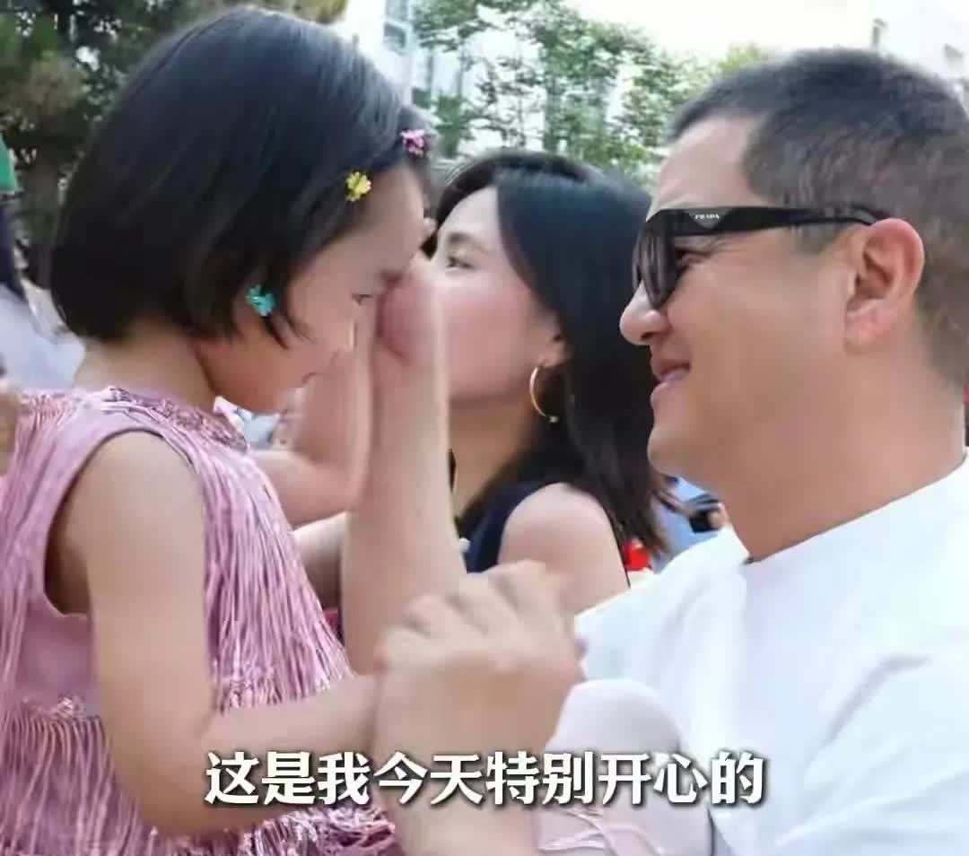 六一儿童节，李亚鹏海哈金喜夫妇与女儿夏夏一家三口同框，看起来好幸福的样子！