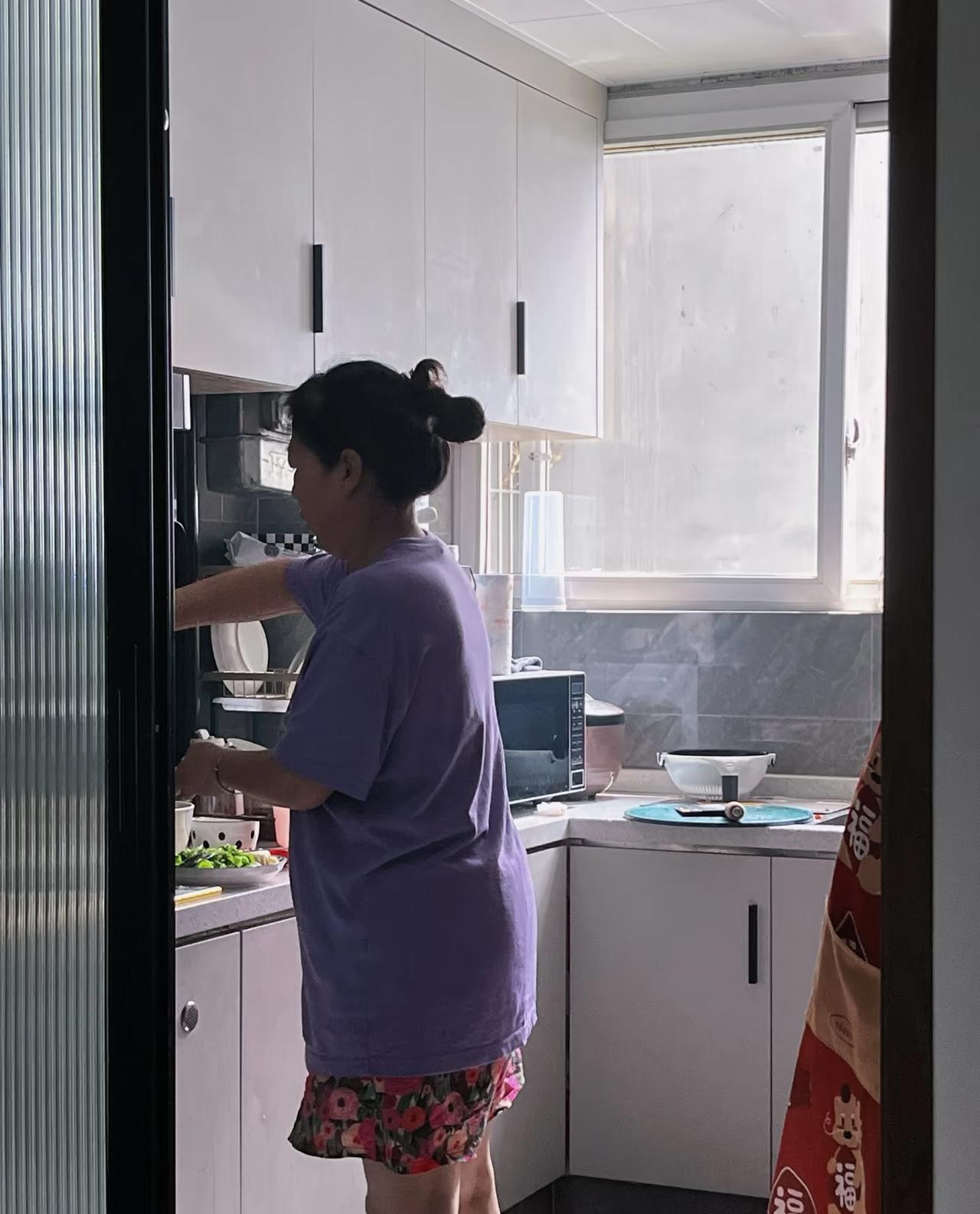 嫂子弟弟结婚，我没去随礼，嫂子骂我哥，你家姊妹都死光了。我嫂子弟弟10号结婚
