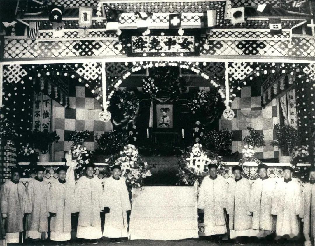 1913年2月22日凌晨，隆裕太后病逝于长春宫，终年46岁。袁世凯下令全国下半旗