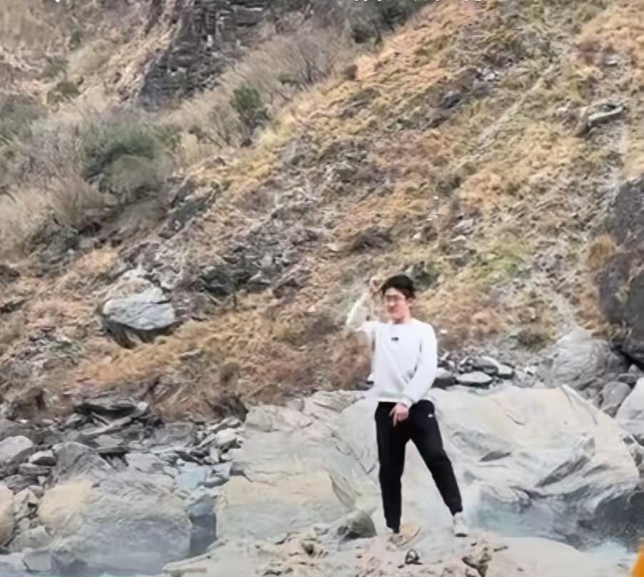 天妒良缘啊！虎跳峡男子的遗体在失踪10天后，终于被找到了，男子名叫杜岳枫，今年2