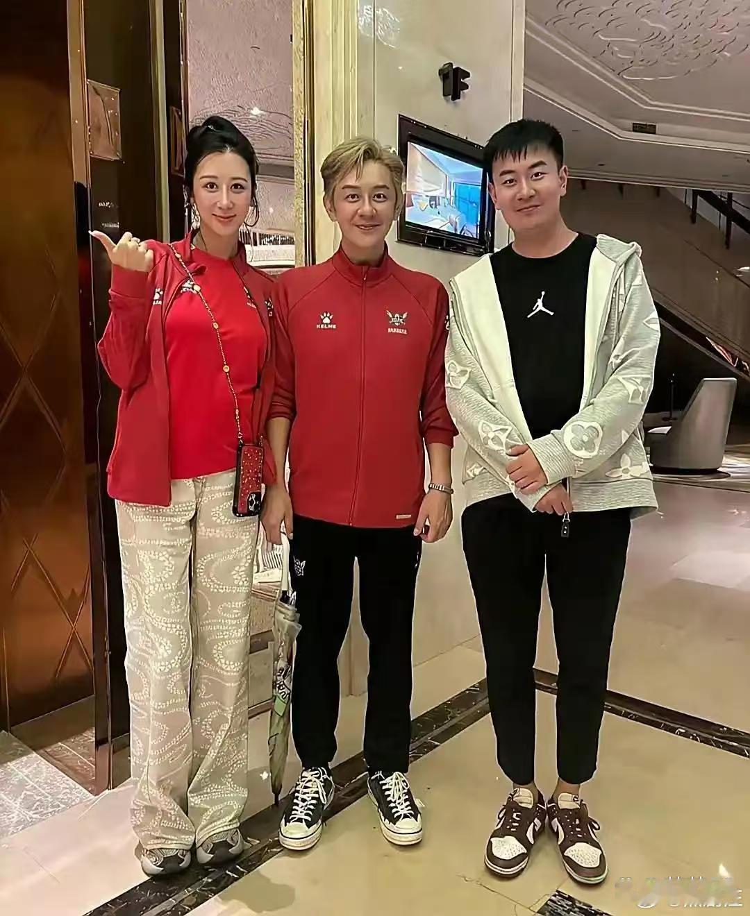 56岁陈浩民和老婆蒋丽莎入住一家豪华酒店，他这次露面状态非常差，整个人瘦到脱相，