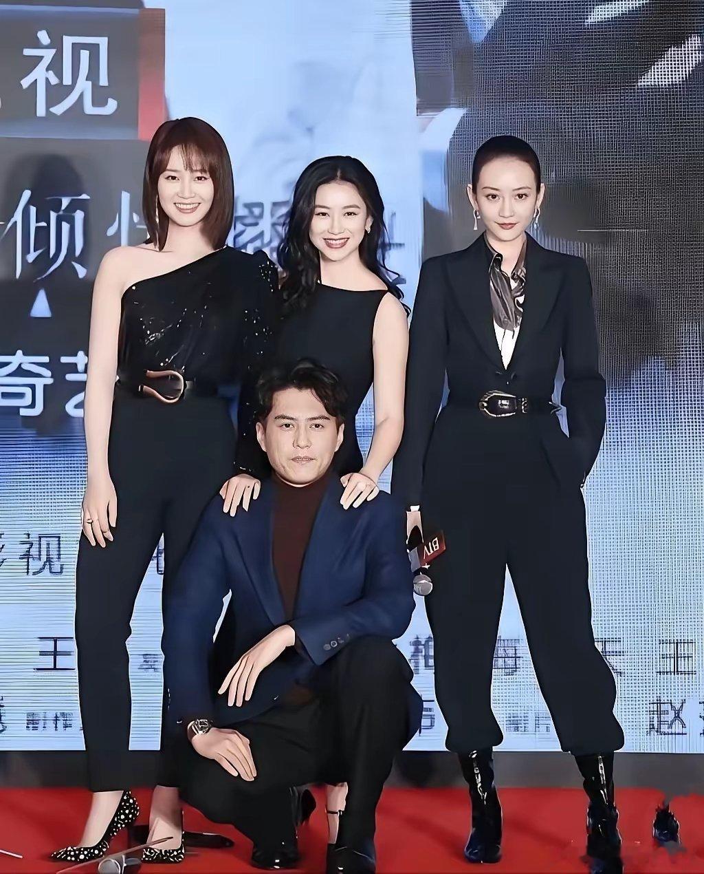 你说靳东看到这张照片，是感到荣幸呢！还是憋屈呢？只见靳东帅哥蹲在三美女前面。站C