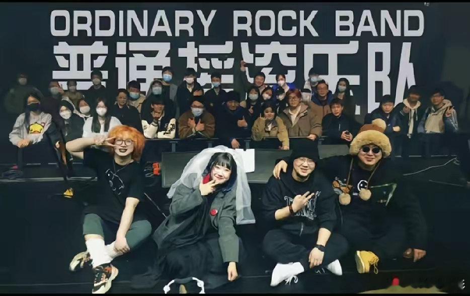 特意去查了一下舞台电动折叠座椅，据称普通摇滚的主唱阿珍就是被这种椅子挤住了，导致