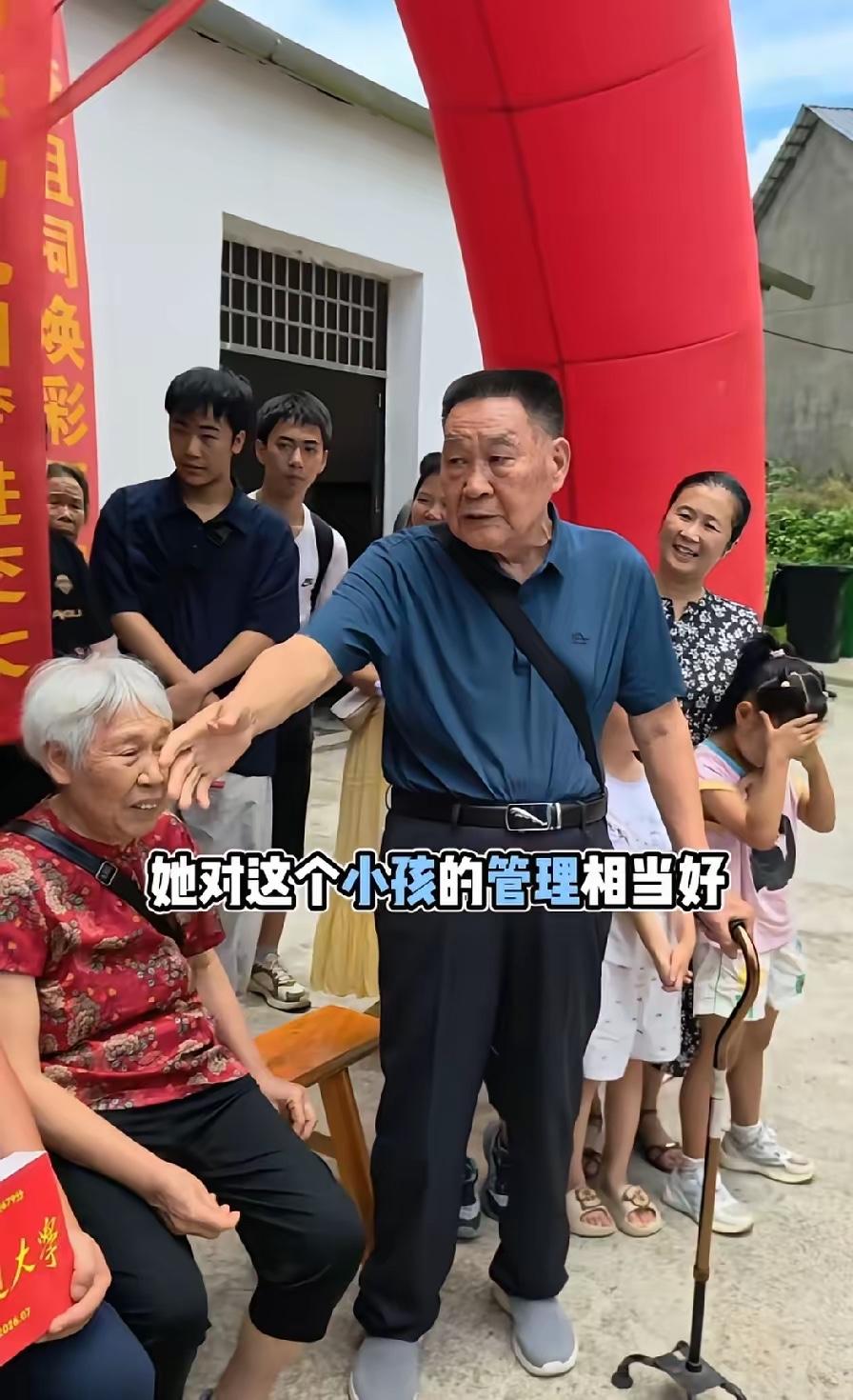 湖南升学宴爆火一幕：真正顶级家风，藏在老人这一句话里太治愈、太通透了！湖南这