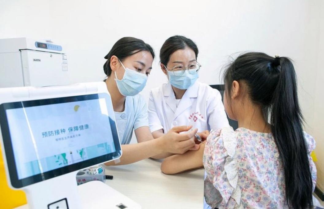 13岁女孩即将免费接种HPV疫苗，这一政策能否有效预防宫颈癌引发热议。近年来，