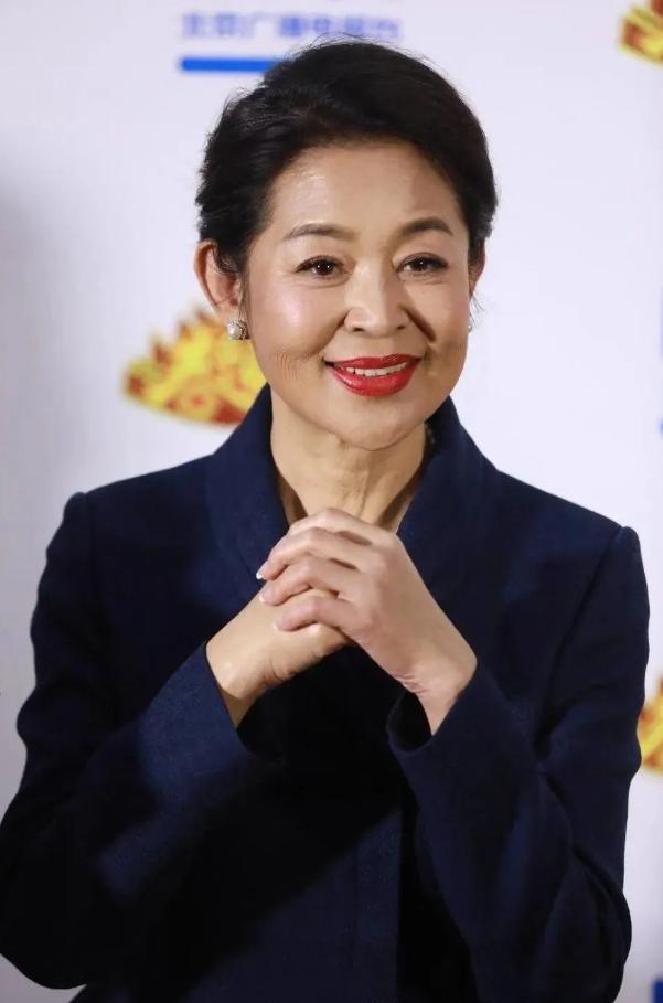 90年代，倪萍家包括保姆一共5个人，但她每天做4只海参，保姆没份，倪萍姥姥说：“