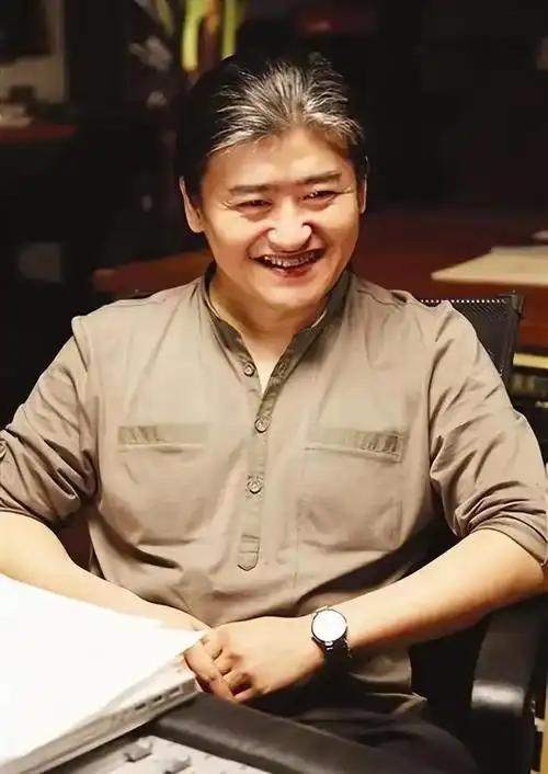 他是中国人尽皆知的乐坛大佬，出道近40年，只发过2张专辑，却硬生生统治华语乐坛四