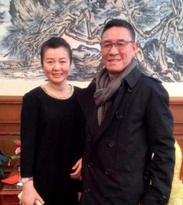 2017年，63岁的杜志国和郑卫莉刚三婚不久，他又看上了一位时髦女郎，两人同居后