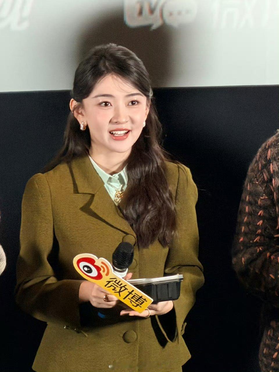 梁洁你美眼睛亮晶晶的燕子妹宝✨洋娃娃一样！梁洁美成洋娃娃了